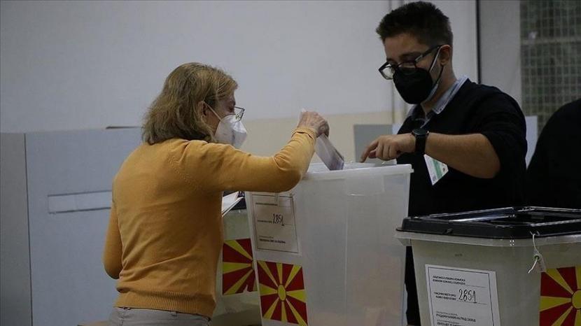 Di Makedonia Utara, lebih dari 3.400 tempat pemungutan suara dibuka untuk pilkada.
