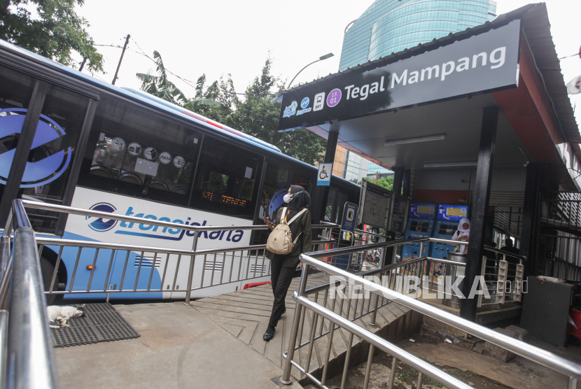 Penumpang usai menaiki bus Transjakarta. Transjakarta 10M rute Pulogadung-Walkot Jakut via Tipar Cakung kembali diuji coba.