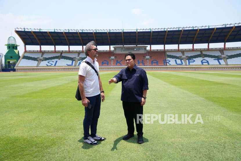 Ketua Umum (Ketum) Persatuan Sepak Bola Seluruh Indonesia (PSSI) Erick Thohir bersama delegasi FIFA meninjau kesiapan Stadion si Jalak Harupat (SJH), Bandung, Senin (9/10/2023).