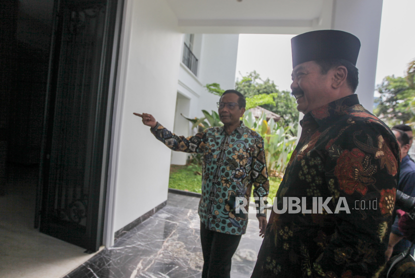 Menteri Koordinator Politik, Hukum dan Keamanan (Menkopolhukam) Hadi Tjahjanto (kanan) dan pejabat lama Mahfud MD saat melakukan pertemuan di Jakarta, Kamis (22/2/2024). 
