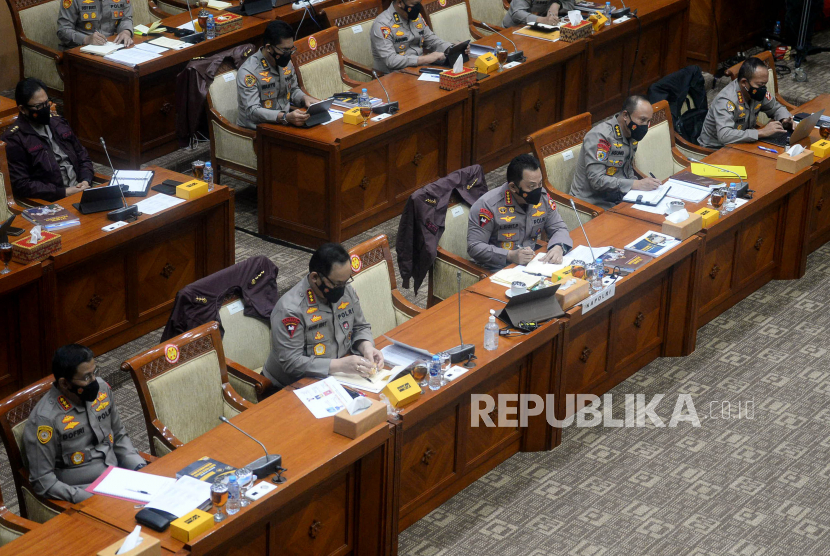 Kapolri Jenderal Pol Listyo Sigit Prabowo (tiga kanan) mengikuti rapat kerja bersama Komisi III DPR di kompleks Parlemen, Jakarta, Senin (24/1/2022). Rapat membahas evaluasi kinerja dan capaian Polri sepanjang 2021 dan rencana program kerja pada 2022.Prayogi/Republika