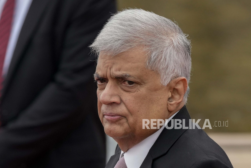 Presiden Sri Lanka Ranil Wickremesinghe. Menteri Luar Negeri (Menlu) Sri Lanka Ali Sabry mengatakan bahwa Rancangan Undang-Undang (RUU) yang akan pangkas masa jabatan presiden akan disahkan menjadi UU beberapa pekan ke depan. 