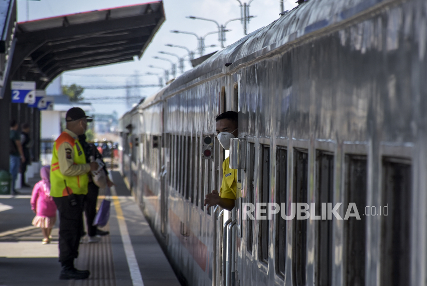 Petugas beraktivitas di Stasiun Gedebage, Kota Bandung, Jawa Barat, Kamis (1/6/2023). 