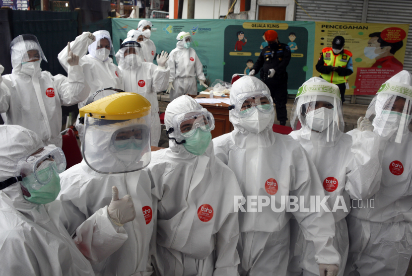 Petugas medis berpose usai melaksanakan tes swab COVID-19 di Stasiun Bojong Gede, Bogor, Jawa Barat, Senin (11/5/2020). Kementerian Kesehatan mengalokasikan anggaran berupa dana siap pakai untuk insentif bagi tenaga kesehatan sebesar Rp5,2 triliun dalam rangka penanganan pandemi virus corona