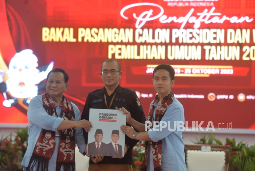 Ketua KPU Hasyim Asy ari (tengah) menerima berkas pendaftaran pencalonan dari pasangan bakal calon presiden dan wakil presiden Prabowo Subianto (kiri) dan Gibran Rakabuming Raka (kanan) di Kantor KPU Pusat, Jakarta, Rabu (25/10/2023).