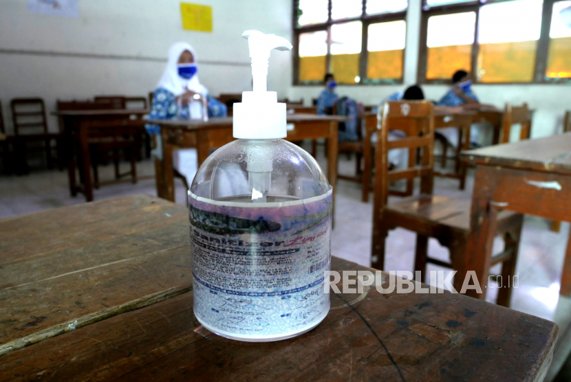 Hand sanitizer. Penyidik Direktorat Reserse Kriminal Khusus Polda Sumatera Barat memeriksa dua perusahaan rekanan BPBD Sumbar terkait penyedia hand sanitizer dengan harga tidak wajar.