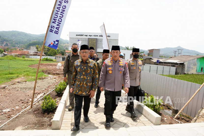 Kapolri Jenderal Listyo Sigit Prabowo menghadiri peresmian Rumah Sakit Muhammadiyah Bandung Selatan (RSMBS), Kamis (3/11/2022). Kapolri mengapresiasi Muhammadiyah yang terus berupaya meningkatkan derajat kesehatan masyarakat dengan membangun rumah sakit. 