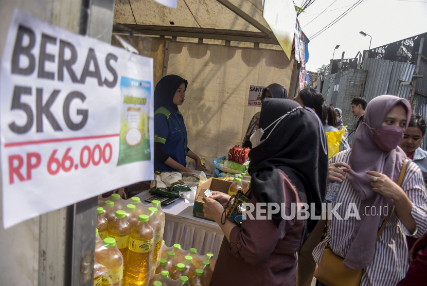 Warga membeli bahan pokok di Pasar Murah di Taman Sawah Kurung, Jalan Sawah Kurung, Regol, Kota Bandung, Jawa Barat, Selasa (14/3/2023).