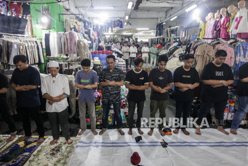 Sejumlah umat muslim melaksanakan Sholat Jumat berjamaah di Pasar Tanah Abang, Jakarta, Jumat (15/3/2024). Sholat Jumat pertama pada bulan Ramadhan 1445 Hijriah di Masjid Nurul Muhajirin tersebut dilaksanakan hingga ke lorong pasar yang diubah menjadi area shaf. Pelaksanaan Sholat Jumat yang diikuti oleh para pedagang dan pembeli di Pasar Tanah Abang tersebut menghentikan sejenak kegiatan transaksi jual beli.