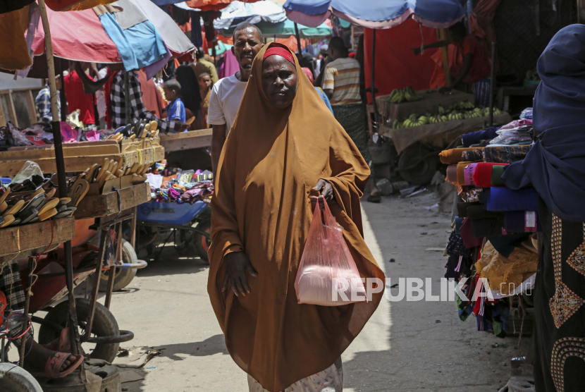 Pemerintah baru menghadapi sejumlah tantangan. Foto ilustrasi:   Halimo Hersi, 42, berjalan pulang setelah membeli tepung terigu dari seorang pedagang di pasar Hamar-Weyne di ibu kota Mogadishu, Somalia Kamis, 26 Mei 2022. 