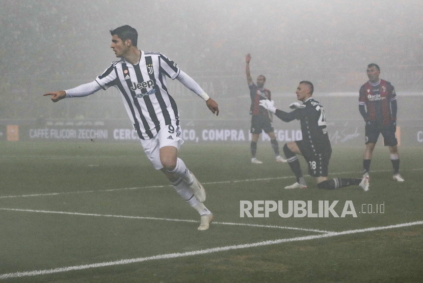  Juventus Alvaro Morata (kiri) merayakan setelah mencetak gol 0-1 selama pertandingan sepak bola Serie A Italia Bologna FC vs Juventus FC di stadion Renato DallAra di Bologna, Italia,Ahad (19/12) dini hari WIB. 