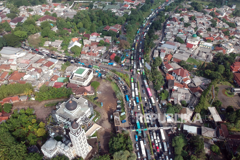 Foto udara kepadatan kendaraan di Simpang Gadog menuju kawasan wisata Puncak, Kabupaten Bogor, Jawa Barat, Sabtu (1/7/2023).