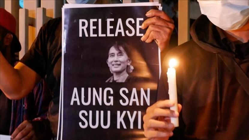 Kelompok masyarakat sipil pengawas tahanan politik di Myanmar menyampaikan warga yang tewas dalam demonstrasi menentang kudeta militer sudah mencapai 737 orang sejak 1 Februari lalu.