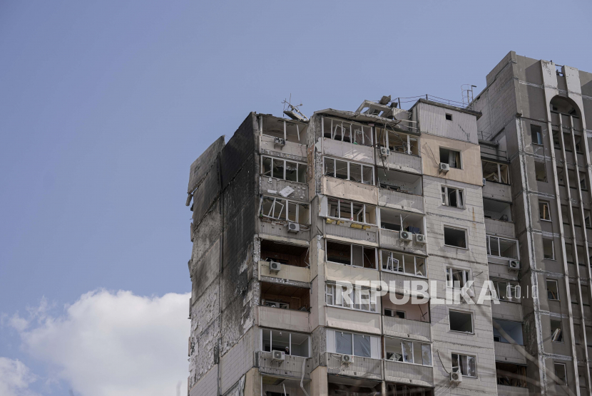 Sebuah gedung apartemen rusak setelah bagian dari rudal Rusia, ditembak jatuh oleh pertahanan udara Ukraina, mendarat di daerah perumahan, menurut pihak berwenang, di Kyiv, Ukraina, Kamis, 17 Maret 2022. 