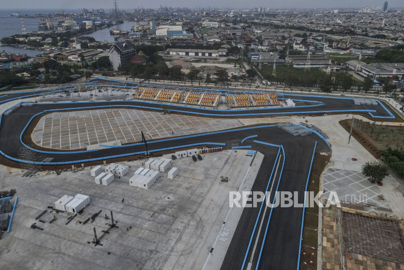 Suasana Jakarta International E-Prix Circuit (JIEC) di kawasan Ancol, Jakarta, Selasa (17/5/2022). Lintasan sirkuit sepanjang 2,4 kilometer, lebar 12 meter dan 18 tikungan tersebut telah selesai dibangun 100 persen untuk pelaksanaan ajang balap Formula E dan menyisakan pemasangan infrastruktur pendukung. Ajang balap tersebut diharapkan dapat mempromosikan penggunaan kendaraan listrik di Indonesia untuk mengurangi dampak pencemaran udara. Sebanyak 10 orang kurator bersertifikat akan menyeleksi produk-produk terbaik dari UMKM Jakpreneur binaan Pemprov DKI Jakarta.