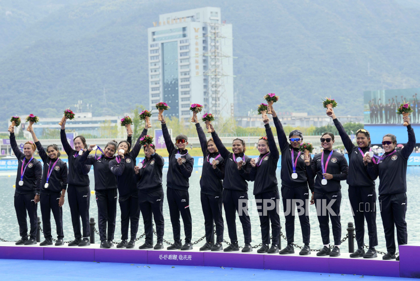 Tim dragon boat putri Indonesia menerima medali perak kelas 200 meter putri.