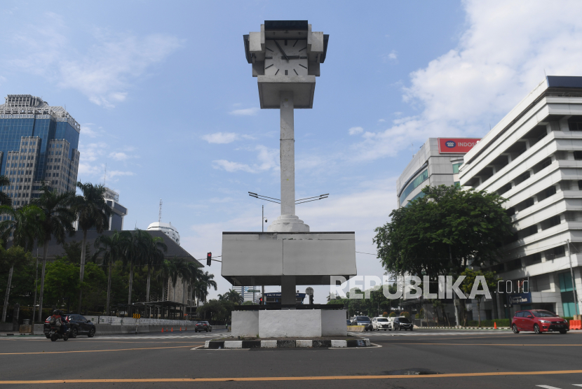 Sejumlah kendaraan melintasi Tugu Jam Thamrin di Jakarta. PT MRT Jakarta akan merelokasi cagar budaya Tugu Jam Thamrin di persimpangan Jalan MH Thamrin dan Jalan Kebon Sirih sebagai bagian dalam pembangunan fase 2A segmen 1 rute Bundaran HI- Monas. 