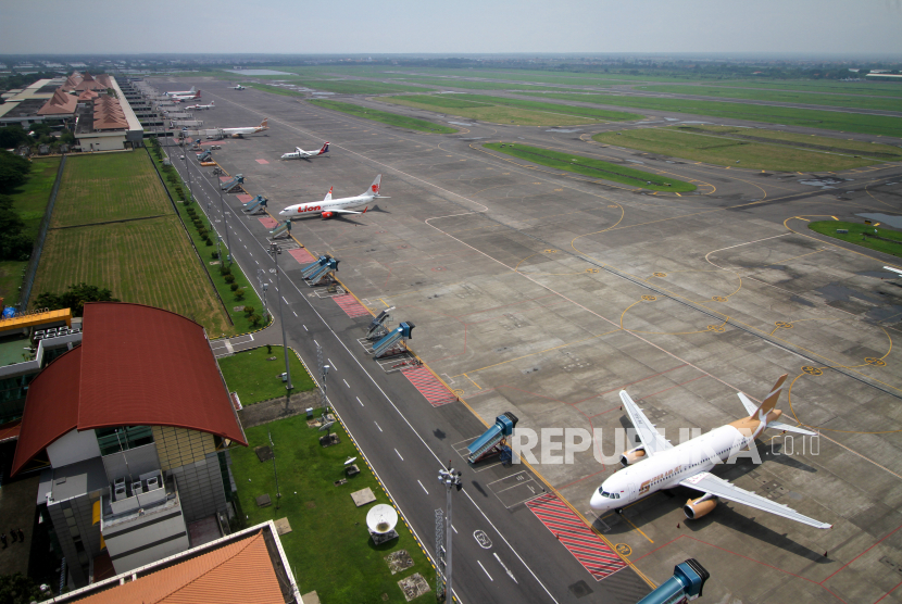 Sejumlah pesawat udara terparkir di apron Bandara Internasional Juanda Surabaya di Sidoarjo, Jawa Timur, beberapa waktu lalu.