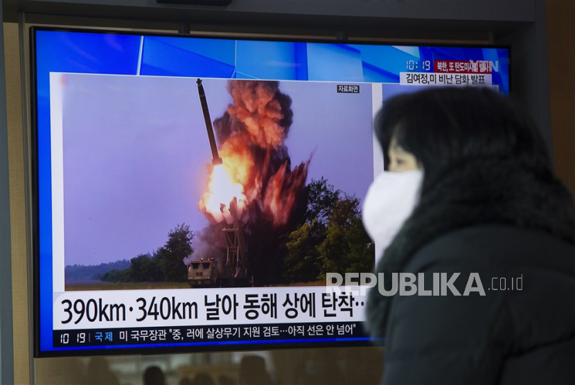  Seorang wanita menonton laporan berita tentang peluncuran rudal Korea Utara baru-baru ini di sebuah stasiun di Seoul, Korea Selatan,  Ahad (20/2/2023). Menurut Kepala Staf Gabungan (JCS) Korea Selatan, Korea Utara meluncurkan dua rudal balistik ke Laut Timur.