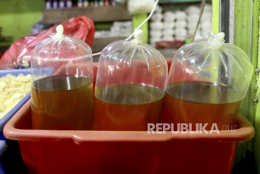  Kantong plastik berisi minyak goreng curah. Sebanyak 5.000 liter minyak goreng langsung habis dalam operasi pasar yang digelar oleh Pemerintah Provinsi Kalimantan Timur (Kaltim)