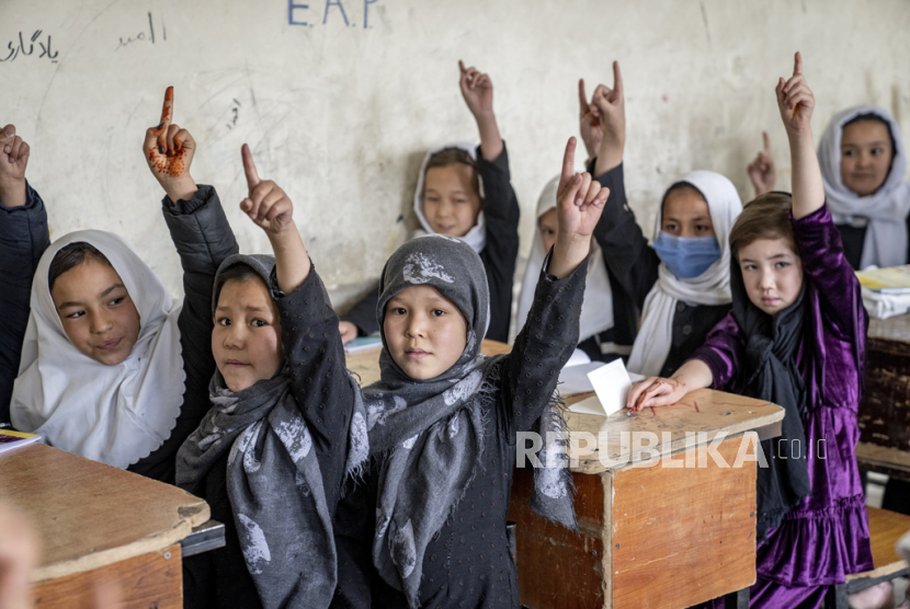 Para siswi sekolah Afghanistan menghadiri kelas mereka di Kabul, 25 Maret 2023.