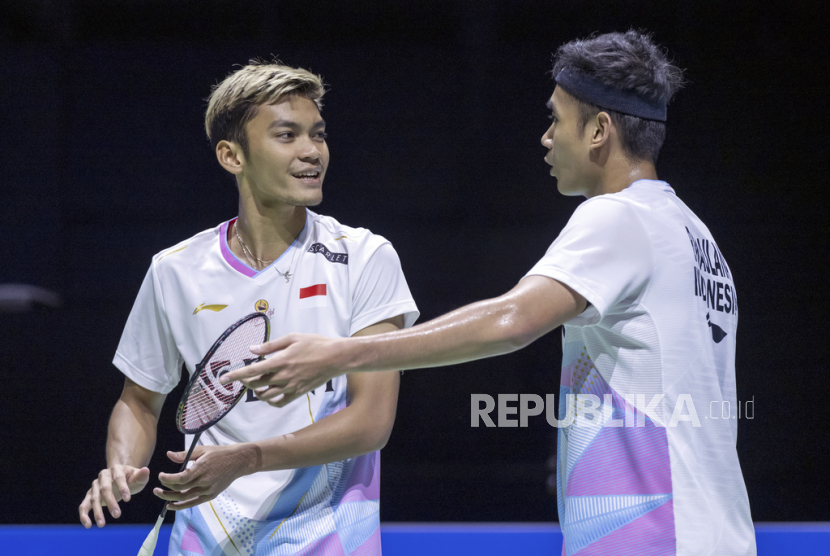 Indonesia Muhammad Shohibul Fikri, left, and Bagas Maulana talk between points during their men doubles final match against England Ben Lane and Sean Vendy at the Badminton Swiss Open at the St. Jakobshalle in Basel, Switzerland, on Sunday, March 24, 2024. 