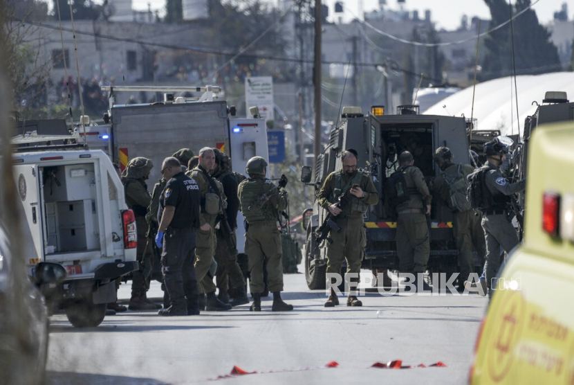  Pasukan keamanan Israel memeriksa rumah-rumah warga di Hebron, Tepi Barat. ilustrasi