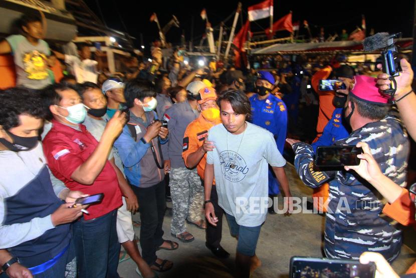 Sejumlah ABK KM Barokah Jaya yang selamat tiba di pelabuhan ikan Eretan wetan, Kandanghaur, Indramayu, Jawa Barat, Ahad (4/4/2021) malam. Sebanyak 15 ABK yang selamat dan dua orang meninggal dunia berhasil dievakuasi tim SAR gabugan, sementara 15 orang lainnya masih belum ditemukan. 