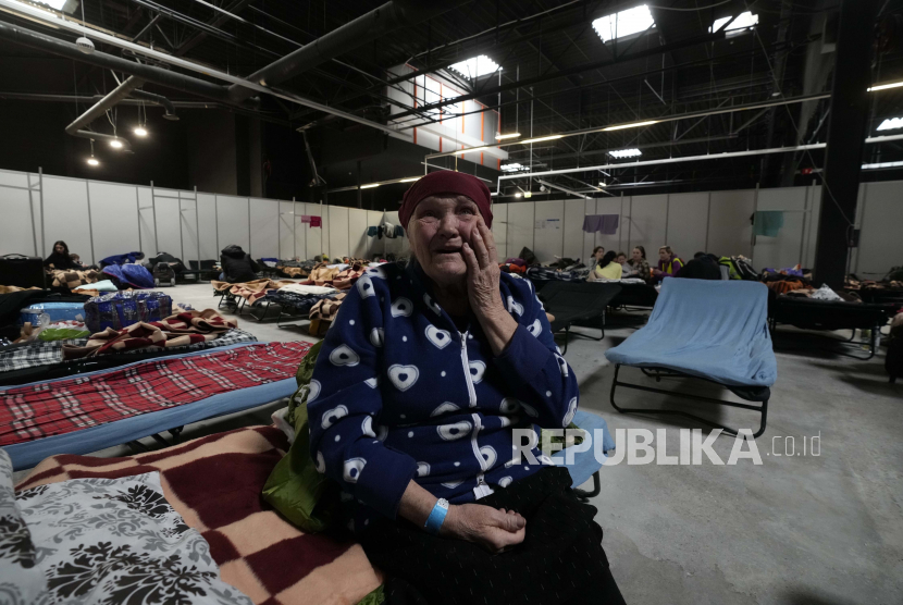 Seorang wanita Ukraina bereaksi ketika dia duduk di tempat penampungan pengungsi di Nadarzyn, dekat Warsawa, Polandia, Kamis, 17 Maret 2022. Lonjakan Pengungsi Ukraina, Polandia Mulai Kekurangan Tempat
