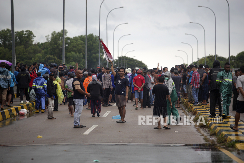 Sejumlah warga melakukan aksi pemblokiran jalan di jembatan empat Rempang, Galang, Kota Batam, Kepulauan Riau, Senin (21/8/2023). 