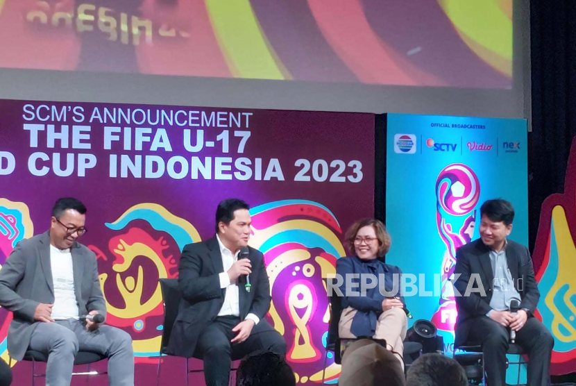 Ketua Umum PSSI Erick Thohir (dua dari kiri) saat peluncuran official broadcaster Piala Dunia U-17 2023 di SCTV Tower, Jakarta, Selasa (3/10/2023). 