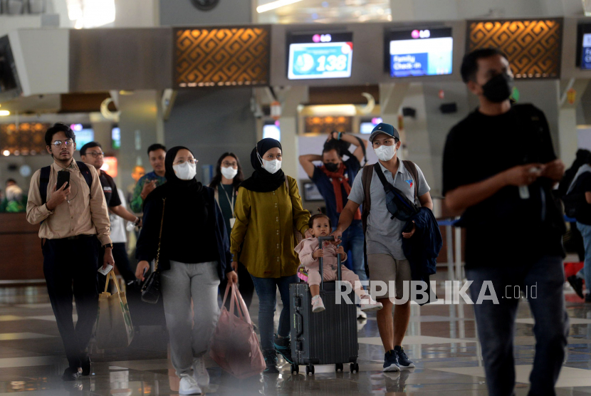 Calon penumpang berjalan menuju pintu keberangkatan pesawat di Terminal 3 Bandara Sekarno Hatta, Tangerang, Banten, Kamis (20/4/2023). 