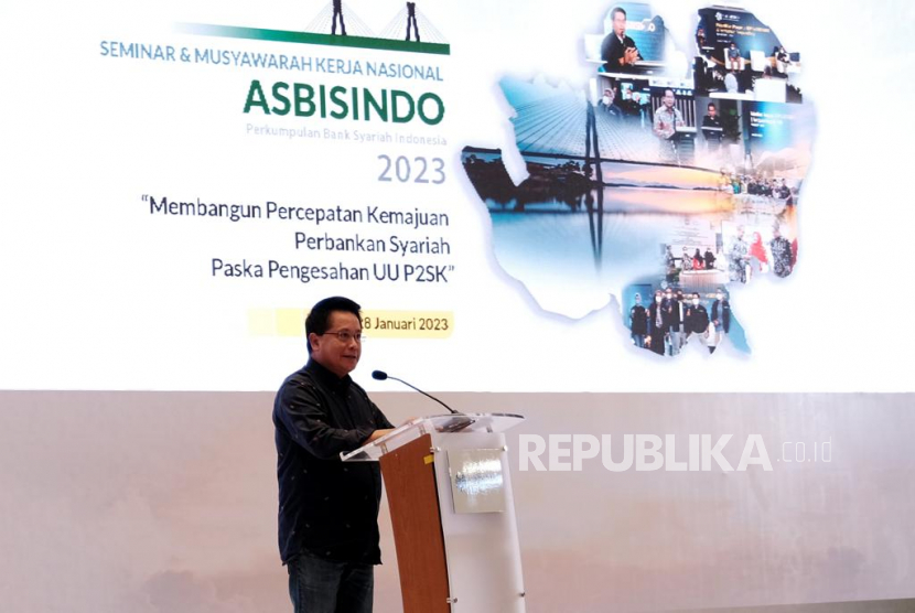 Ketua Umum Asosiasi Bank Syariah Indonesia (Asbisindo) Hery Gunardi dalam kegiatan Seminar Membangun Percepatan Kemajuan Perbankan Syariah Paska Pengesahan UU P2SK 2023 dan Musyawarah Kerja Nasional (MUSKERNAS) Asbisindo Tahun 2023. Asbisindo optimistis industri perbankan syariah akan tetap tumbuh dua digit pada tahun ini.