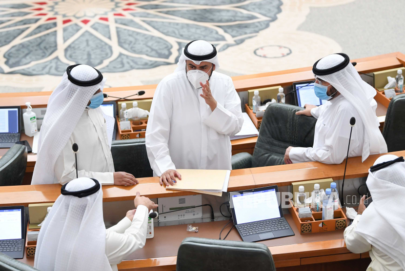 Menteri Kesehatan Kuwait Sheikh Basel Al-Sabah (tengah) menghadiri sidang parlemen di Kuwait City, Kuwait. Kuwait tidak akan memperpanjang keputusannya untuk menghentikan penerbangan setelah 1 Januari 2021. Ilustrasi. 