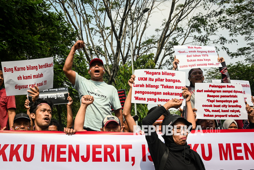 Sejumlah pedagang Pasar Barito yang tergabung dalam Solidaritas Pemasok Pedagang Pasar (SP3) berunjuk rasa di Jalan Barito, Kebayoran Baru, Jakarta, Jumat (8/8/2025). Unjuk rasa tersebut sebagai bentuk penolakan terkait rencana relokasi kios pedagang imbas proyek pembangunan Taman Bendera Pusaka yang ditargetkan rampung pada Desember 2025 karena dinilai merugikan para pedagang. 