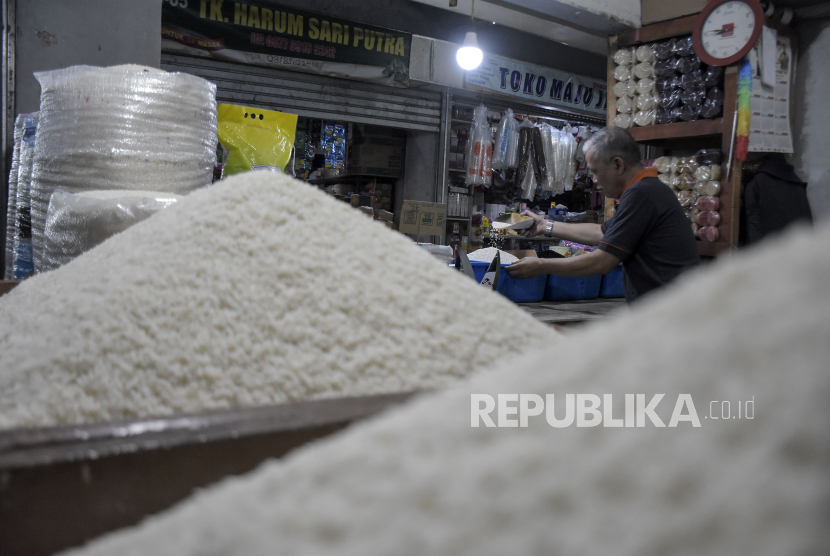 Pedagang menata beras di kiosnya di Pasar Kosambi, Kota Bandung, Jawa Barat, Jumat (1/9/2023). Pedagang di pasar tersebut menyatakan, dalam satu bulan terakhir harga semua jenis beras mengalami kenaikan mulai dari Rp1.000 hingga Rp2.000.