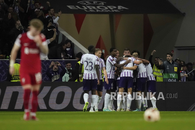 Para pemain Toulouse merayakan gol ke gawang Liverpool di Liga Europa.
