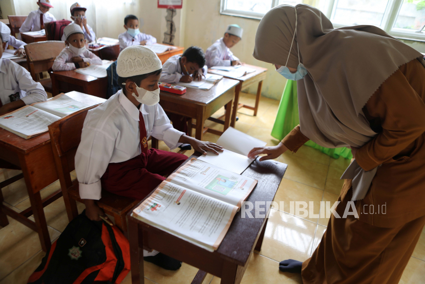 Siswa sekolah dasar mengikuti pelajaran memakai masker di Banda Aceh (ilustrasi)