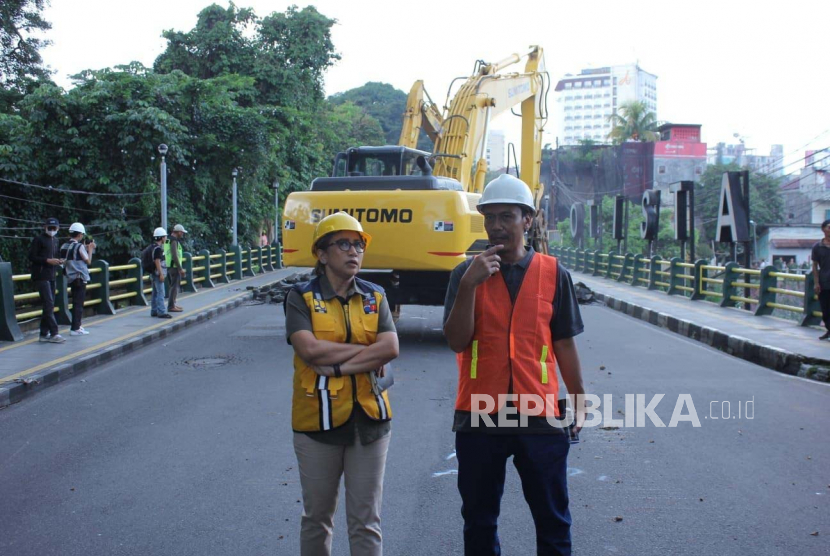 Jembatan Otista di Kota Bogor mulai dibongkar pada Jumat (5/5/2023).Pemerintah Kota Bogor, Jawa Barat mempelajari ada tiga titik potensi kepadatan lalu lintas dalam pemberlakuan sistem dua arah di pusat kota yang perlu memaksimalkan petugas di lapangan selama rekayasa lalu lintas dampak revitalisasi Jembatan Otista.