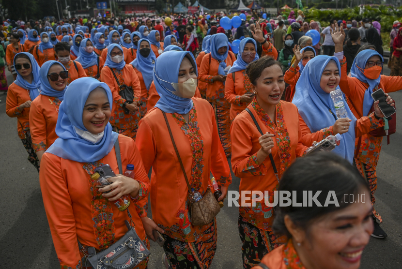 Sejumlah perempuan mengikuti parade kebaya dalam kampanye Gerakan Kebaya Goes to UNESCO saat hari bebas berkendaraan bermotor atau Car Free Day, di kawasan Bundaran Hotel Indonesia (ilustrasi) 