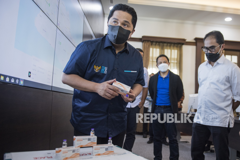 Menteri Badan Usaha Milik Negara (BUMN) Erick Thohir (kiri) didampingi Direktur Utama Bio Farma Honesti Basyir (kanan) meninjau Command Center serta Sistem Manajemen Distribusi Vaksin (SMDV) di Bio Farma, Bandung, Jawa Barat, Kamis (7/1/2021). Kunjungan tersebut dalam rangka memantau dan memastikan proses pengiriman vaksin COVID-19 ke seluruh Indonesia terpantau secara baik dan real time. 