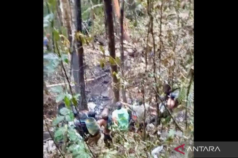 Helikopter BK117 D3 jatuh dan terbakar di hutan Kalimantan Selatan.