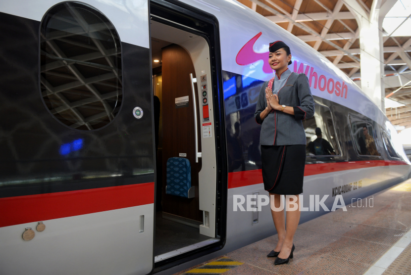 Pramugari kereta bersiap menyambut kedatangan penumpang kereta cepat WHOOSH di Stasiun Halim, Jakarta.