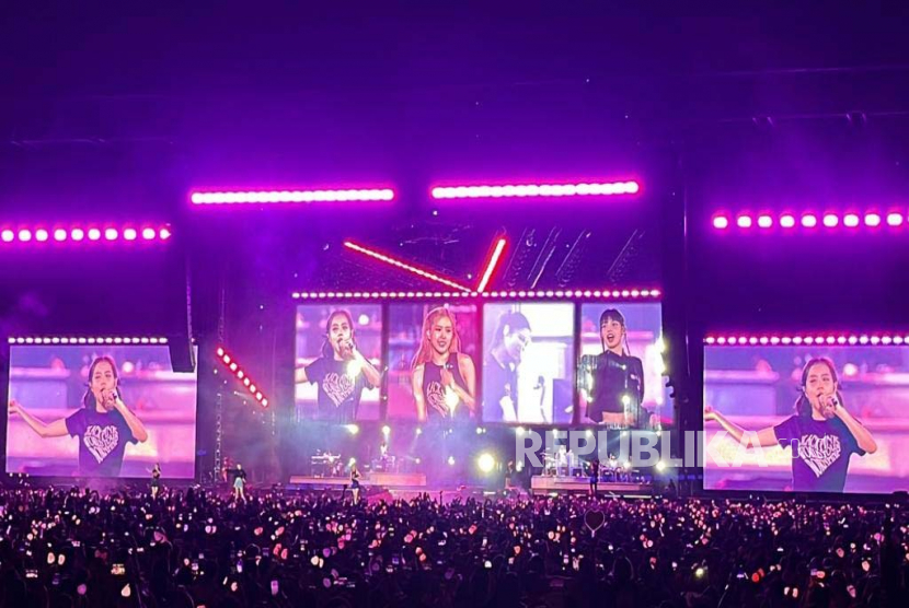 Grup K-pop Blackpink dalam konser hari pertama Blackpink World Tour (Born Pink) Jakarta di Stadion Utama Gelora Bung Karno (SUGBK) Jakarta Pusat, Sabtu (11/3/2023) malam.