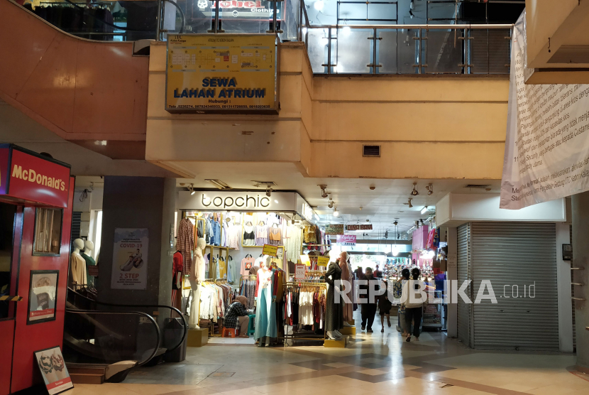 Sejumlah kios di ITC Kebon Kalapa, Kota Bandung, kembali buka, Senin(26/7). Aliansi Pedagang Kota Bandung menyebutkan sejumlah pedagang di ITC Kebon Kalapa memilih membuka karena mereka mengkalim ITC Kebon Kalapa bukan mal melainkan pasar rakyat. Hal tersebut yang mendasari bukanya sejumlah toko di masa PPKM level 4.