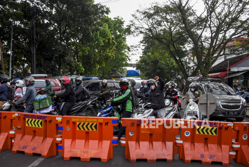 Sejumlah kendaraan memadati ruas jalan imbas dari penutupan jalan saat Pemberlakuan Pembatasan Kegiatan Masyarakat (PPKM) Darurat yang berlangsung hingga 20 Juli 2021. Foto: Republika/Abdan Syakura