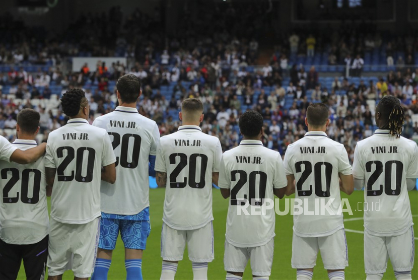 Para pemain Real Madrid mengenakan jersey rekan setimnya Vinicius Jr menjelang digelar pertandingan sepak bola LaLiga Spanyol antara Real Madrid dan Rayo Vallecano, di Madrid, Spanyol, Kamis (25/5/2023) WIB.