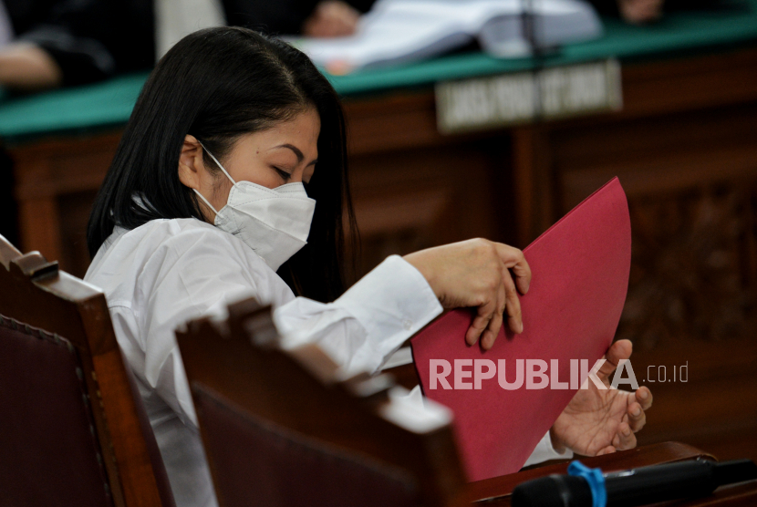 Terdakwa Putri Candrawathi saat menjalani sidang tuntutan di Pengadilan Negeri Jakarta Selatan, Rabu (18/1/2023). Pengunjung menyampaikan kekecewaannya usai mendengar tuntutan JPU terhadap terdakwa Putri Candrawathi di Pengadilan Negeri Jakarta Selatan, Jakarta, Rabu (18/1/2023). Jaksa penuntut umum (JPU) menuntut  terdakwa Putri Candrawathi penjara delapan tahun karena dinilai terbukti secara sah dan meyakinkan bersalah melakukan pembunuhan berencana terhadap Brigadir Nofriansyah Yosua Hutabarat atau Brigadir J.