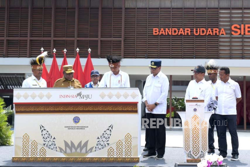 Presiden Joko Widodo (Jokowi) meresmikan Bandara Douw Aturure di Nabire, Papua Tengah dan Bandara Siboru di Fakfak, Papua Barat, Kamis (23/11/2023).