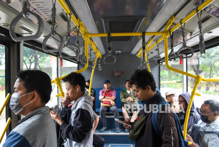 Sejumlah penumpang menaiki bus Transjakarta di Jakarta, Selasa (17/3/2020).(ANTARA/M Risyal Hidayat)